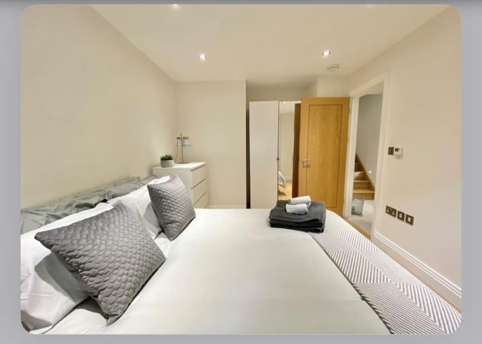 Luxury 4-Bed Apartment With Balcony & Garden, Near Emirates Stadium, 15 Mins To Central Лондон Экстерьер фото