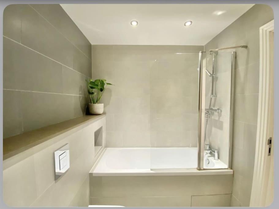 Luxury 4-Bed Apartment With Balcony & Garden, Near Emirates Stadium, 15 Mins To Central Лондон Экстерьер фото