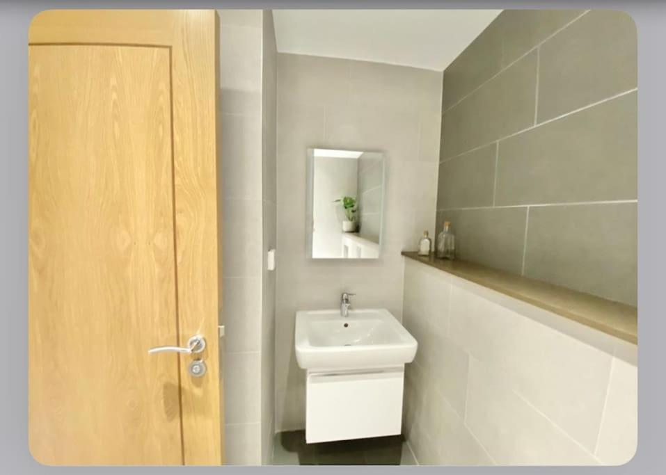 Luxury 4-Bed Apartment With Balcony & Garden, Near Emirates Stadium, 15 Mins To Central Лондон Экстерьер фото