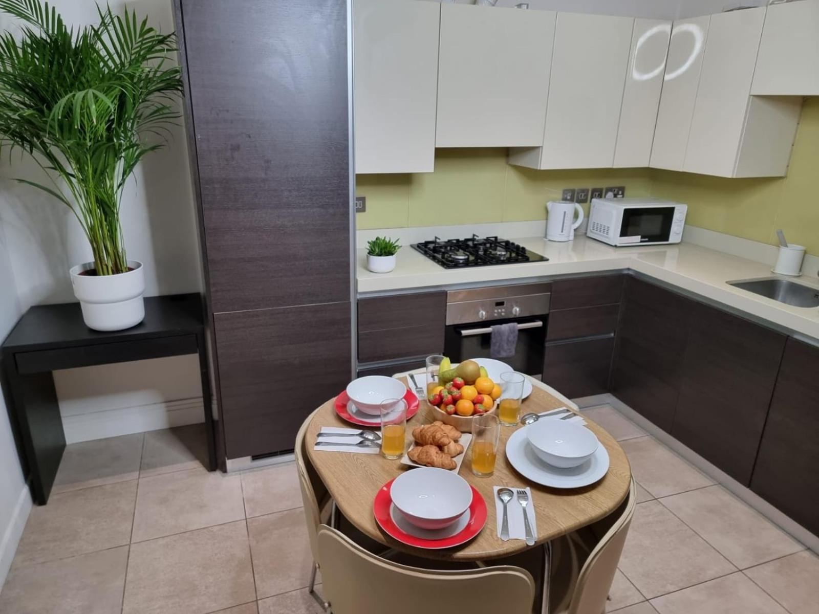Luxury 4-Bed Apartment With Balcony & Garden, Near Emirates Stadium, 15 Mins To Central Лондон Экстерьер фото
